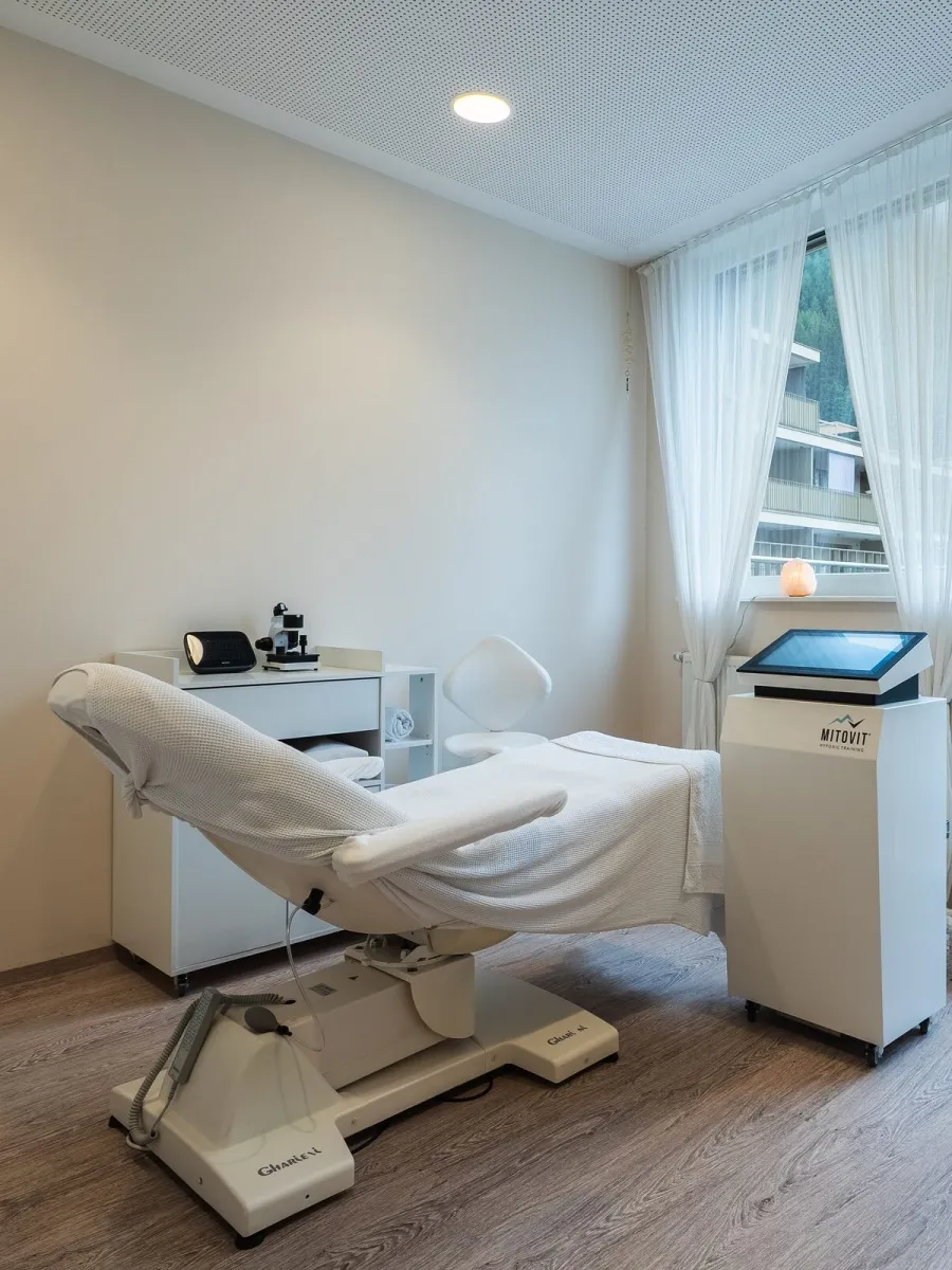 IHHT-Höhentraining: Behandlungsliege mit MITOVIT-Hypoxietrainingssystem in Zell am See