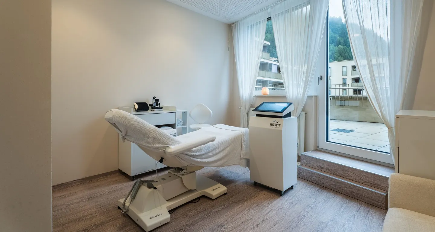 IHHT-Höhentraining: Behandlungsliege mit MITOVIT-Hypoxietrainingssystem in Zell am See